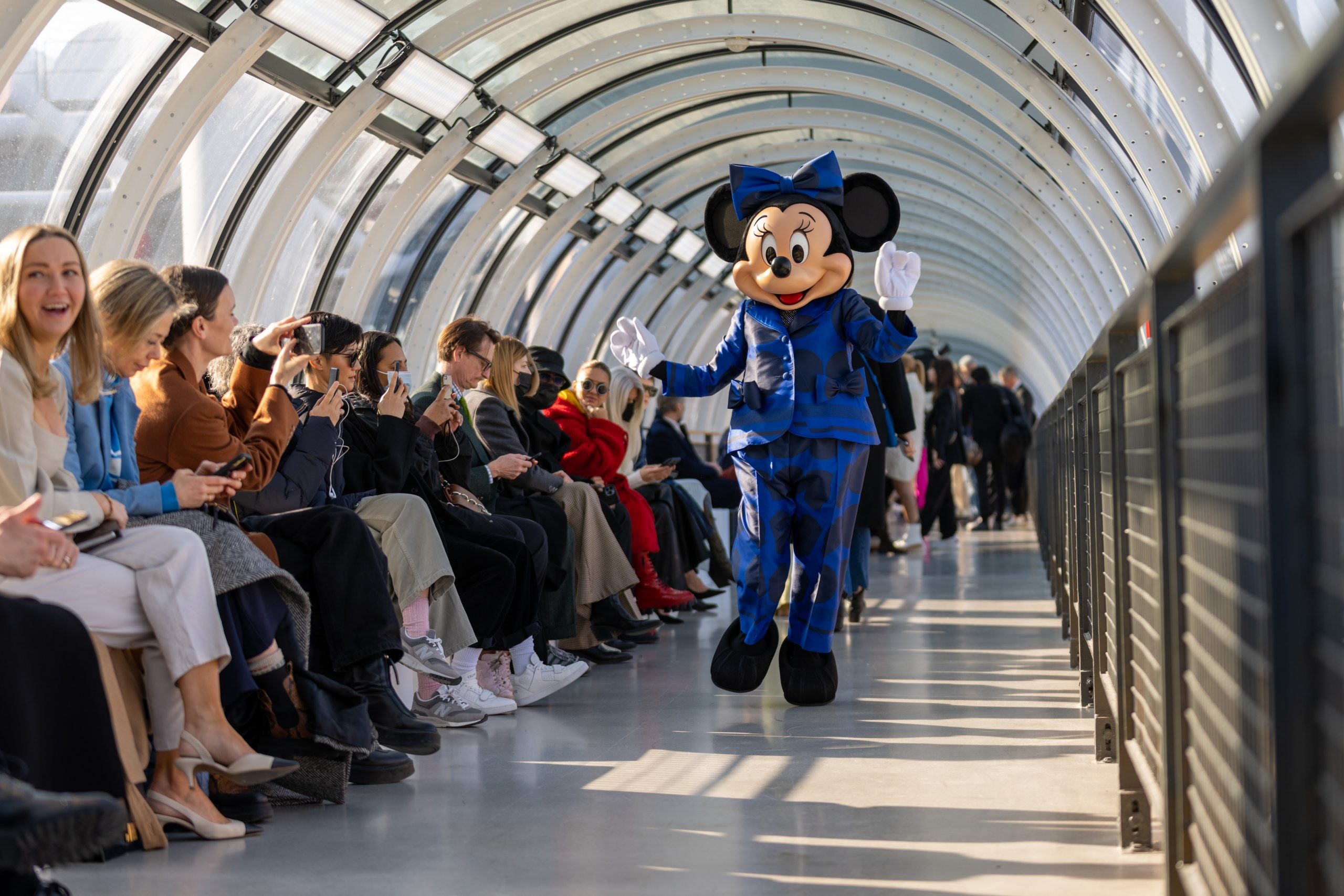 Le nouveau tailleur-pantalon de Minnie à Disneyland Paris Le Lutécien Shop