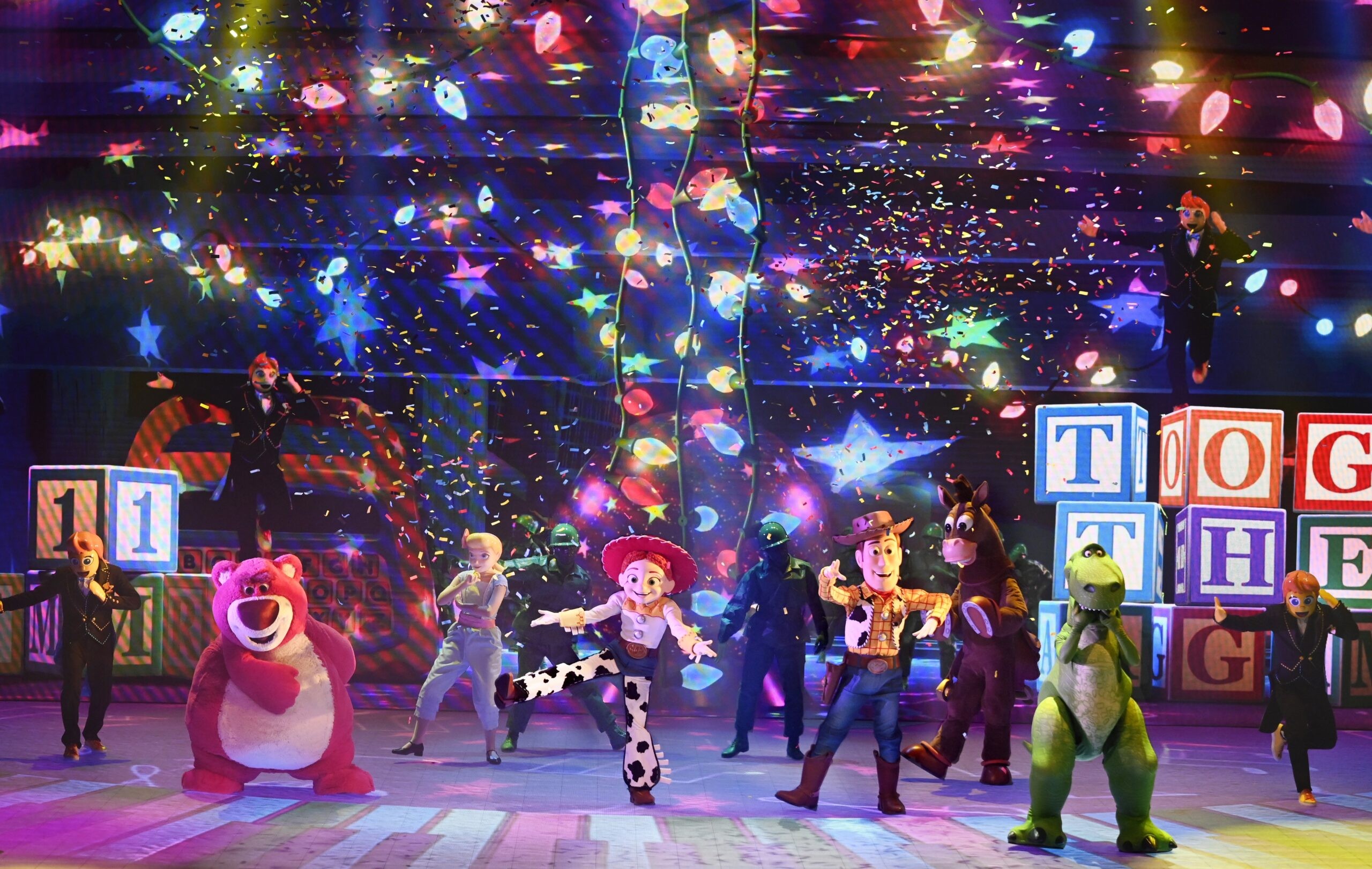 Disneyland Paris dévoile son nouveau spectacle immersif Le Lutécien Shop