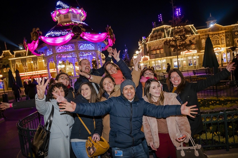 Les cast members célèbrent le 30e anniversaire de Disneyland Paris Le Lutécien Shop