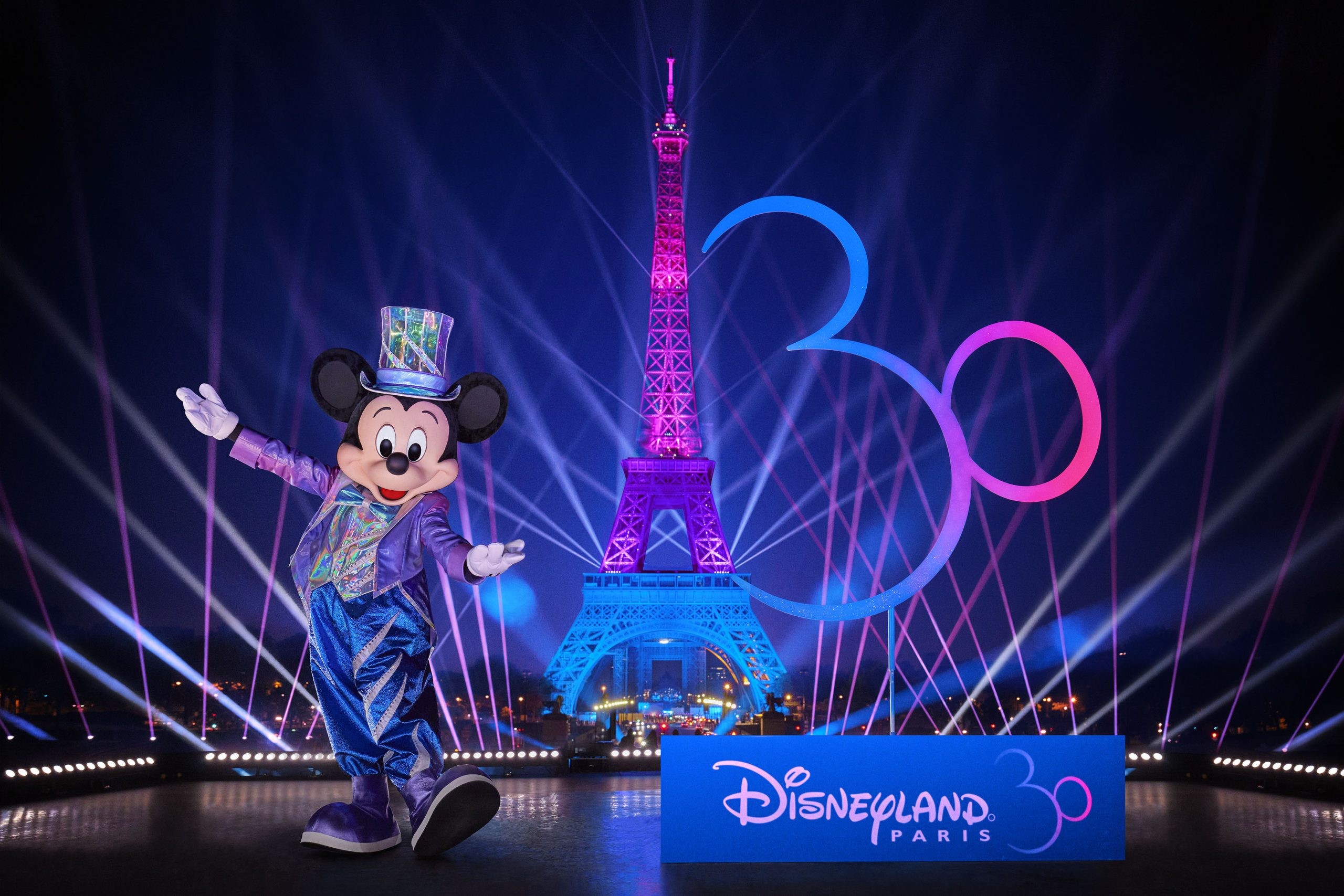 Mickey illumine la tour Eiffel ! Le Lutécien Shop